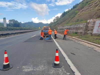 2024年7月30日,信豐公路分中心組織工作人員修補公路路面坑槽。