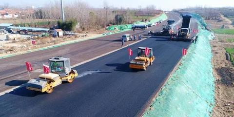 新進展!國道204(大場段)改線工程路面瀝青層開始攤鋪