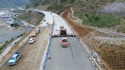 沿江高速金寧段開啟路面工程施工