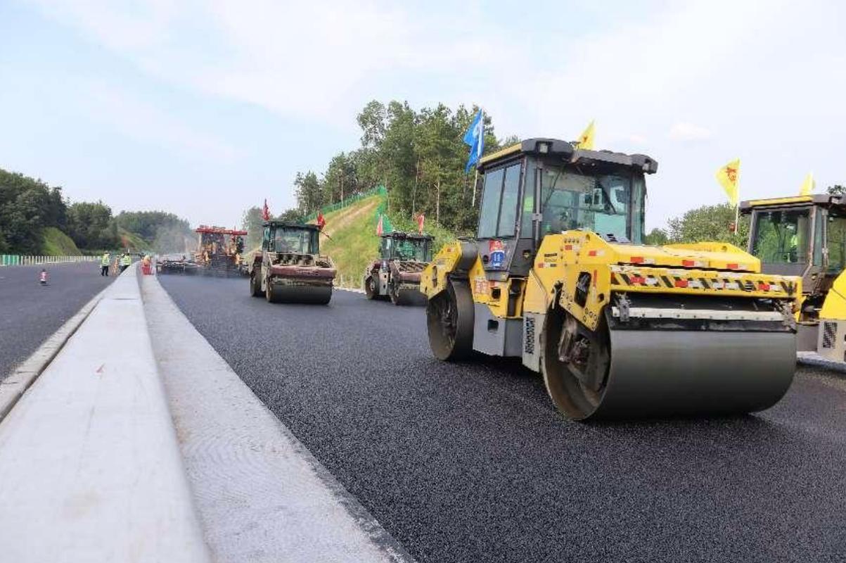 平益高速路面工程進(jìn)入最后工序，全面沖刺年底通車(chē)目標(biāo)