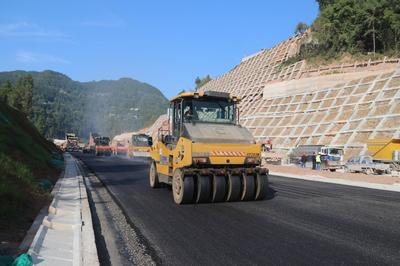 沖刺！蒼巴高速公路蒼漁段進入瀝青攤鋪作業新階段