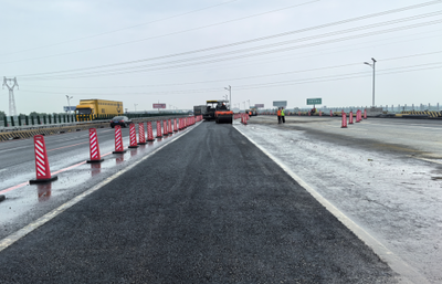 中鐵四局京哈高速9標(biāo)連夜完成路面應(yīng)急搶修工程