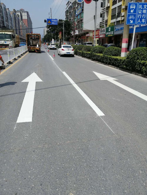 英德道路升級改造 隔離護欄安裝與路面修補工程顯著提升通行環(huán)境