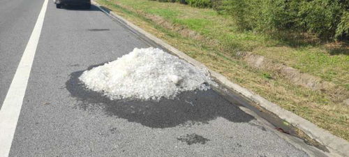 如東公路分中心 及時(shí)清除路面冰塊，保障公路通行安全